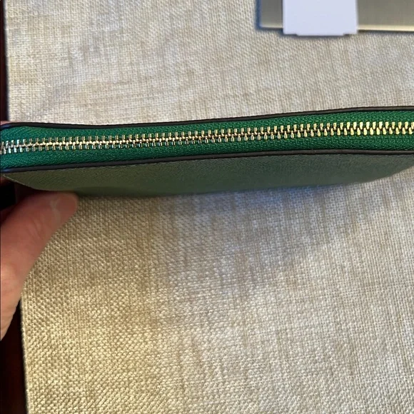 Coach Green Leather Wristlet NWT gold trim. - Picture 11 of 11